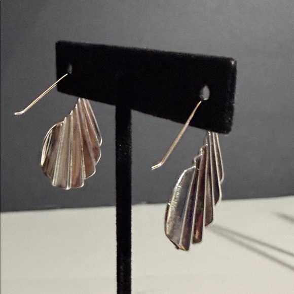 5.82 Grams 14k SOLID WHITE GOLD Elegant FAN Shell Earrings B. MOSKOWITZ - Picture 8 of 9